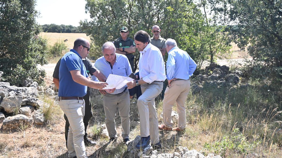 El consejero de Medio Ambiente durante su visita a la zona de reintroducción del lince en Palencia