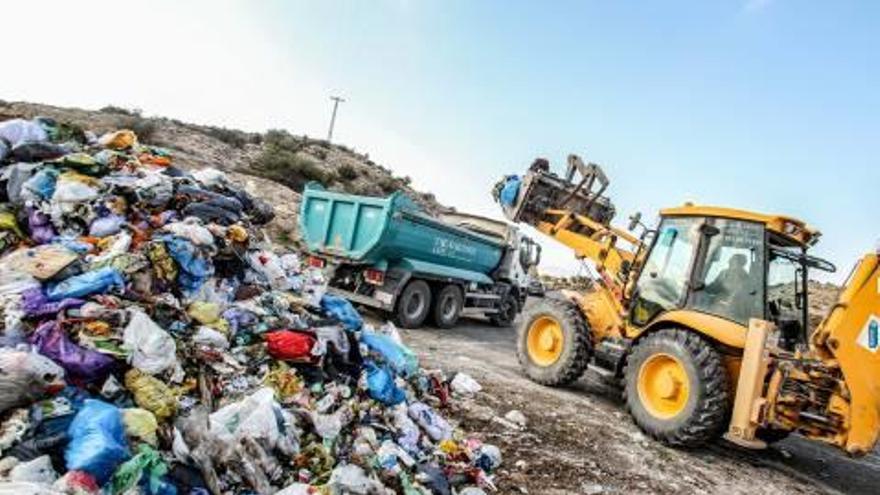 Una imagen de la retirada de la montaña de basura.