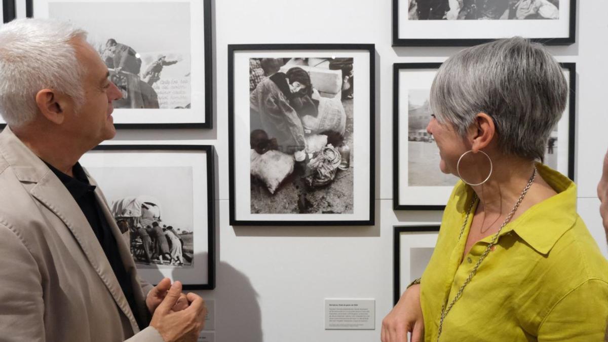 La consellera de Justícia, Lourdes Ciuró, observant una fotografia de Robert Capa que s&#039;exposa al MUME