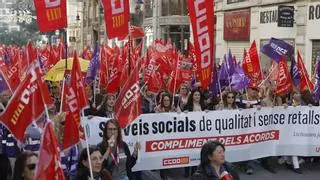 Una manifestación exige al Consell la "sostenibilidad" de los Servicios Sociales: "Está en juego el sistema"