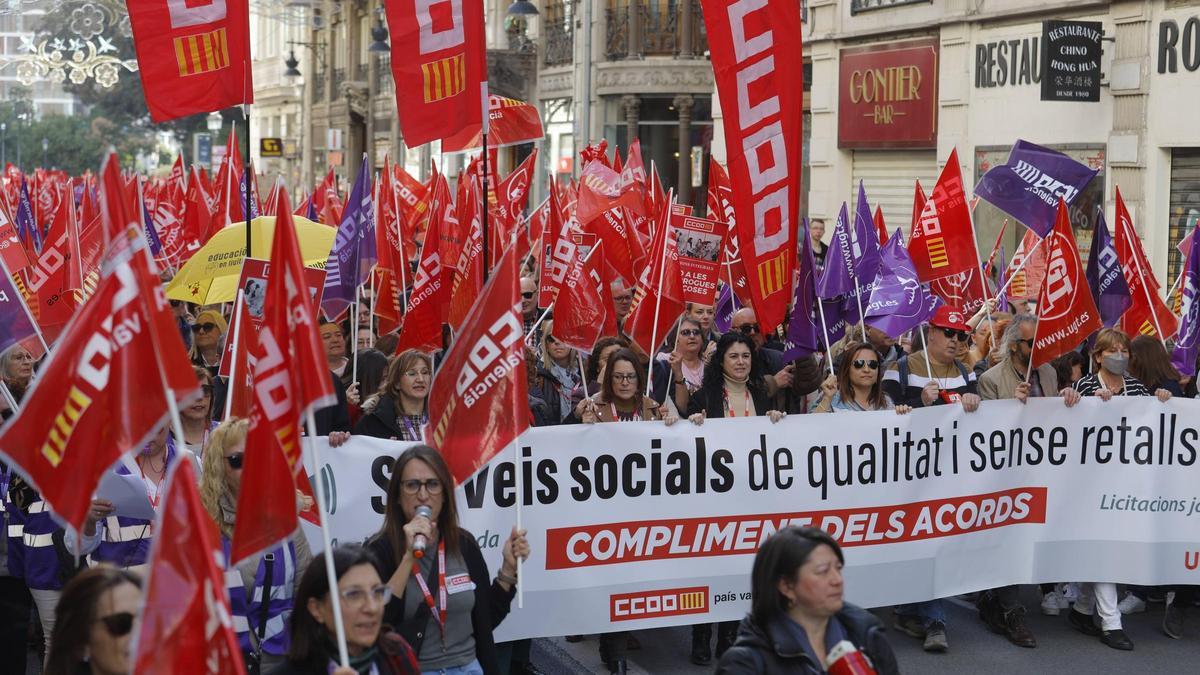 Manifestación convocada en València este martes por los sindicatos CCOO y UGT contra los recortes en política social