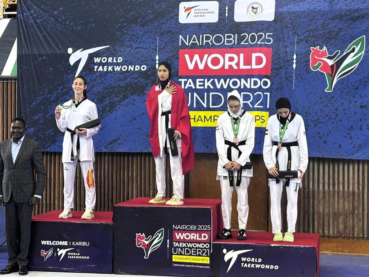 La taekwondista coruñesa, a la izquierda, en el podio.