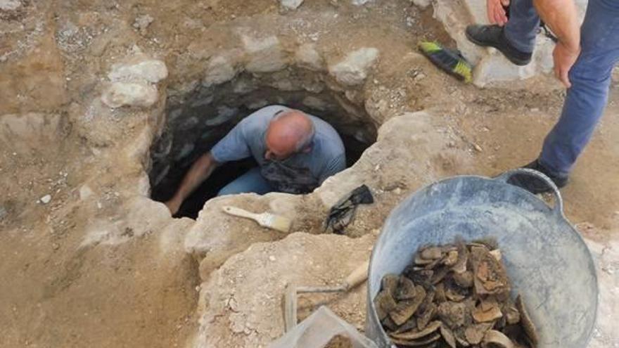 Descubren un pozo del s.XII en unas obras en el barrio de la Vila de Ontinyent