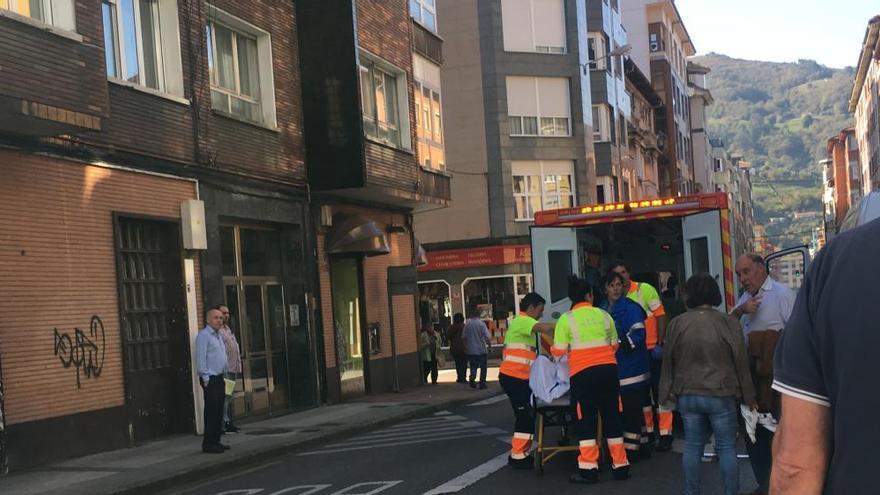 Herido un ciclista en Mieres tras colisionar contra un coche