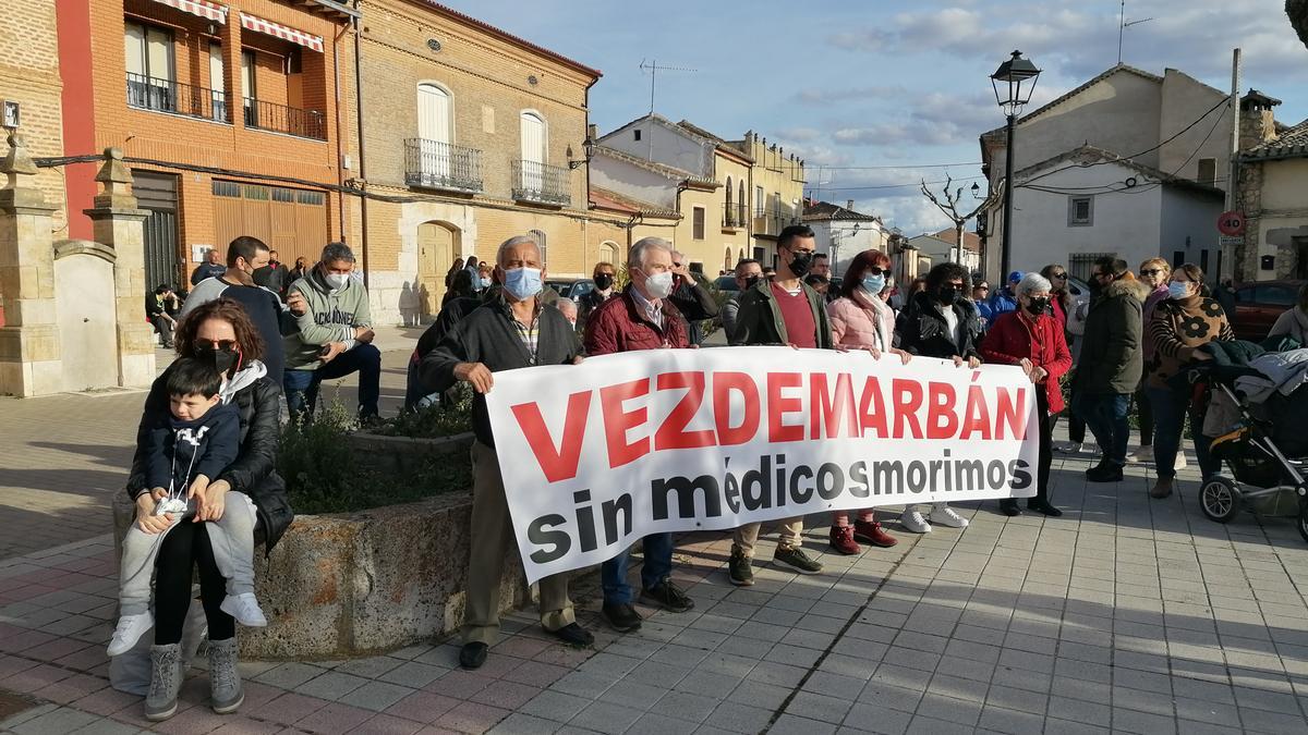Vecinos de Vezdemarbán participan en el acto de protesta celebrado en Tagarabuena