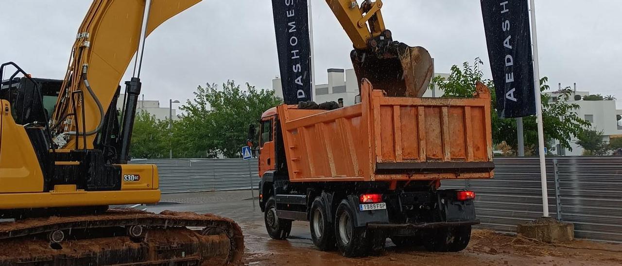 Maquinaria en el inicio de la construcción de la primera fase del residencial Eida.