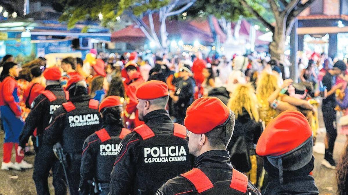 Agentes de la Policía Canaria en labores de seguridad en el Carnaval de Santa Cruz de Tenerife.