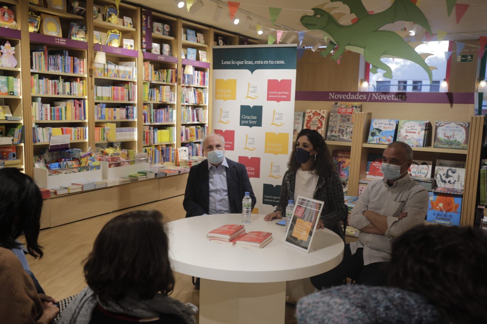 Concentración contra la presentación del libro 'Nadie nace en un cuerpo equivocado' en la Casa del Libro de Palma