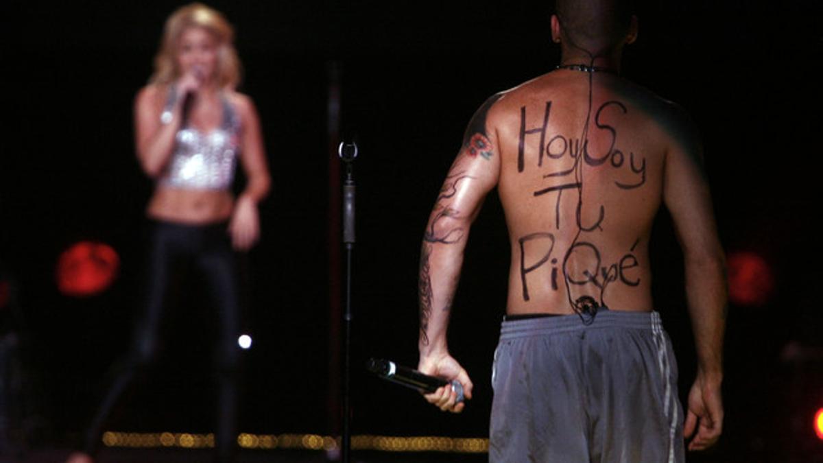 Imágen de la espalda de René Pérez con la pintada &quot;hoy soy tu Piqué&quot; durante el concierto.