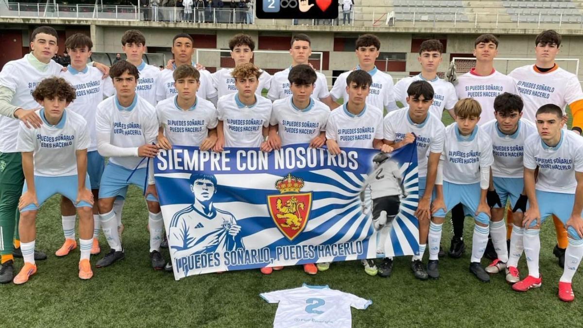 Los miembros del Cadete A zaragocista en el homenaje que le rindieron a Jorge Casado antes de un partido.