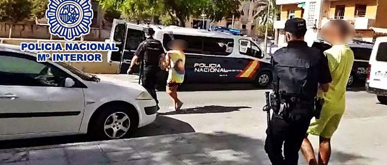 Traslado de dos de los detenidos al furgón policial. | INFORMACIÓN