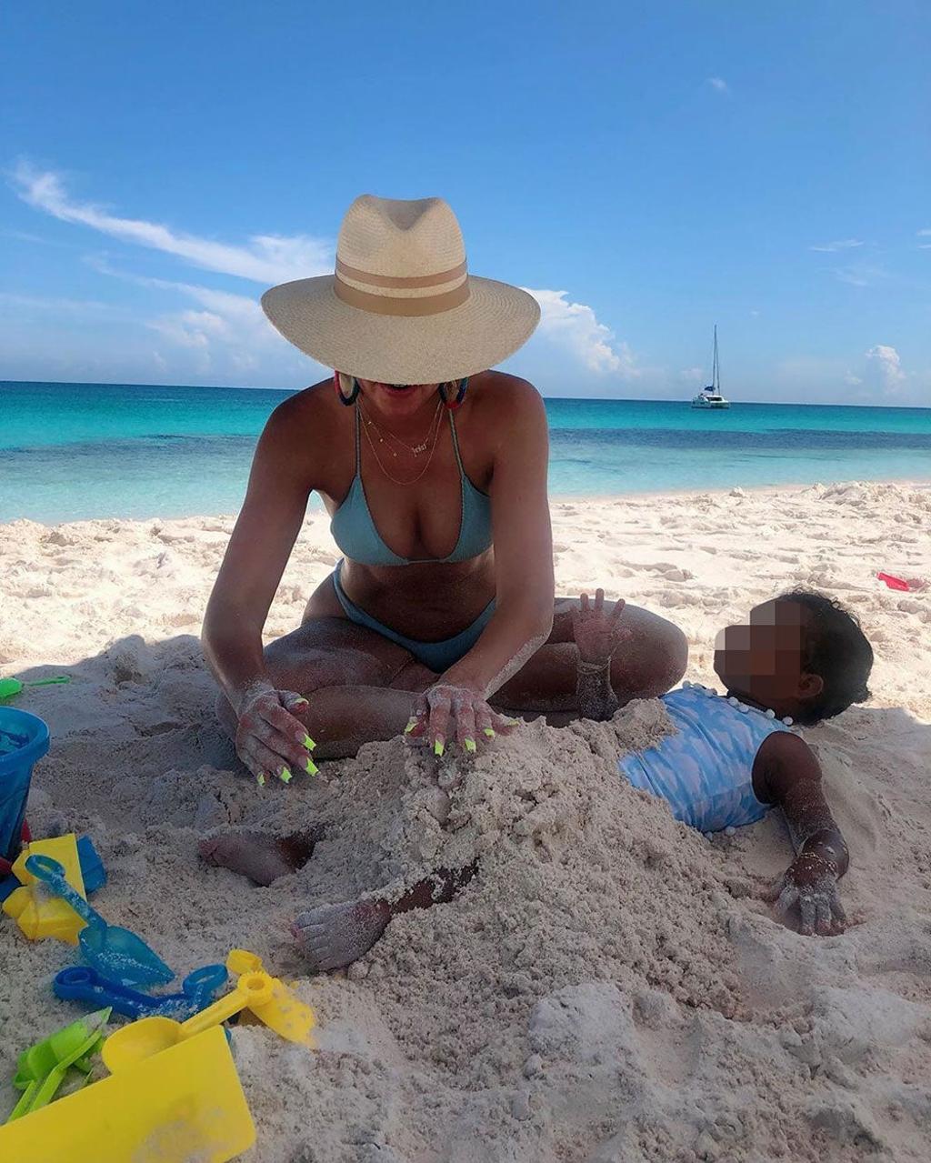 Khloé Kardashian y True en la playa