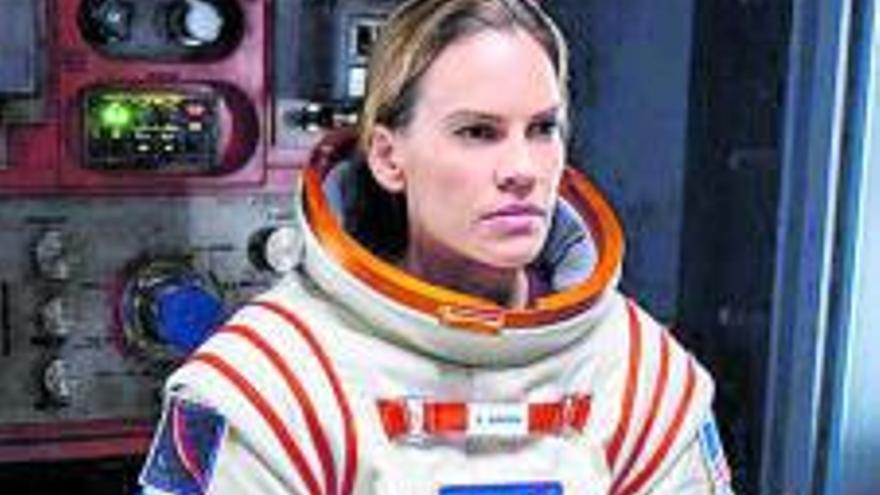 Carrie Anne-Mos en ‘Planeta rojo’ e imagen de ‘El espacio entre nosotros’. | 