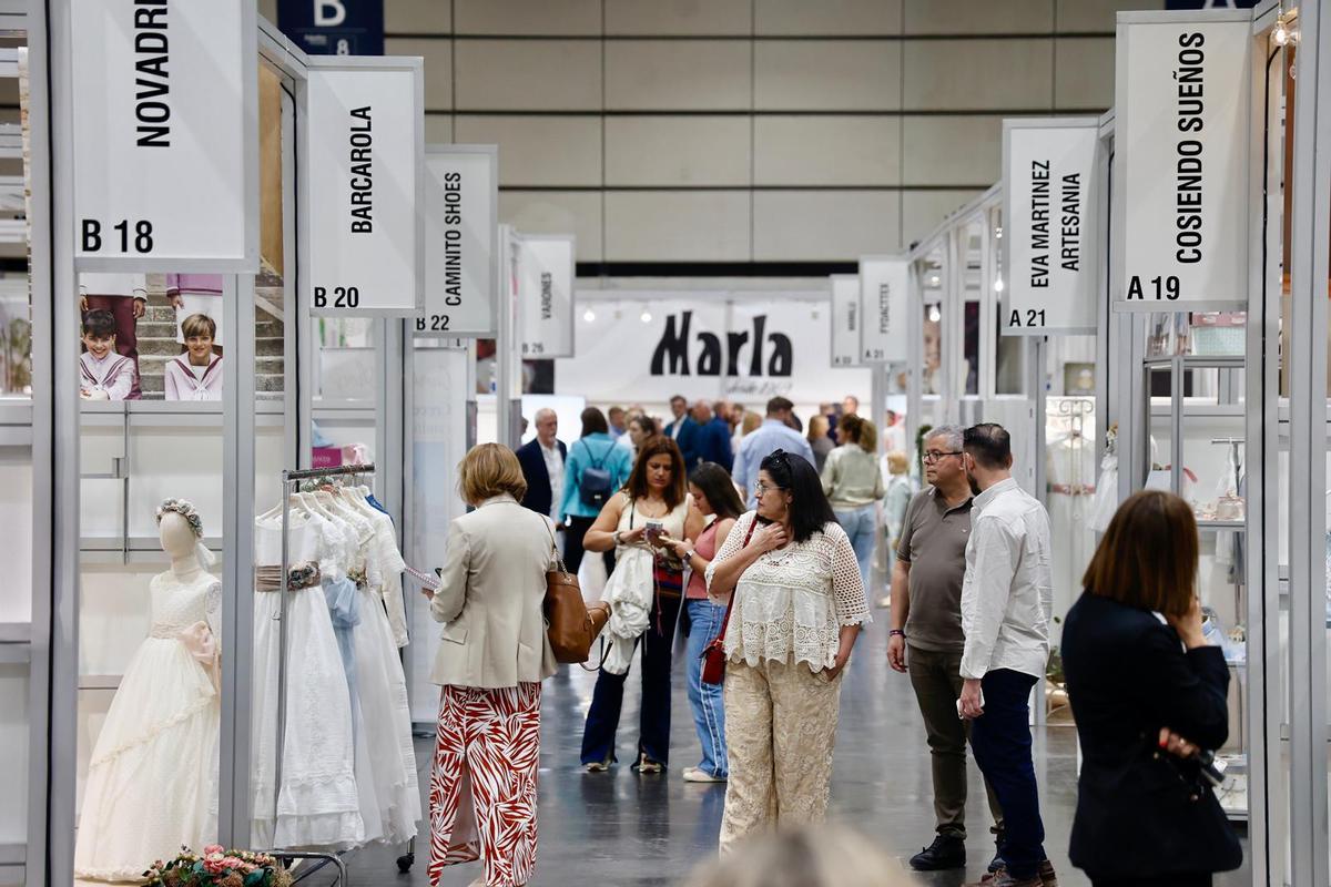 Visitantes de la feria de la moda de comunión y ceremonia, este viernes.