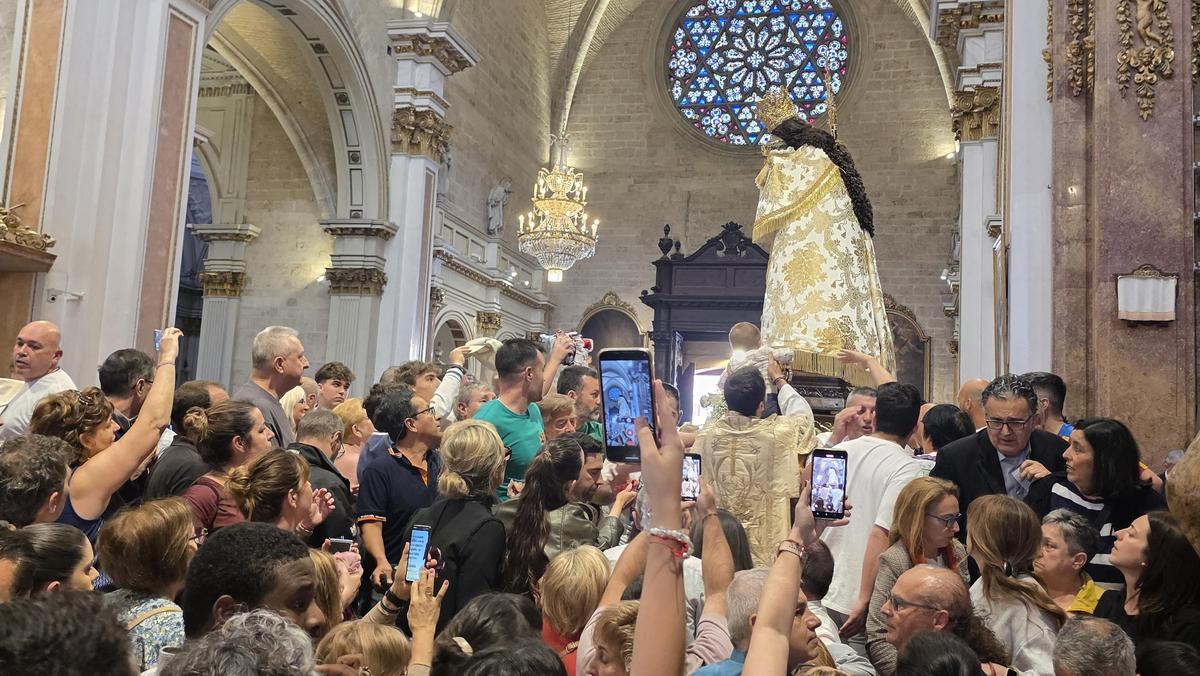 Aspecto de la Virgen a su llegada al Altar Mayor de la Catedral