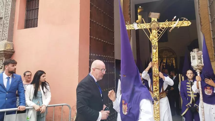 Vídeo | Sale la cruz de guía de la Hermandad de La Exaltación de la iglesia de Santa Catalina