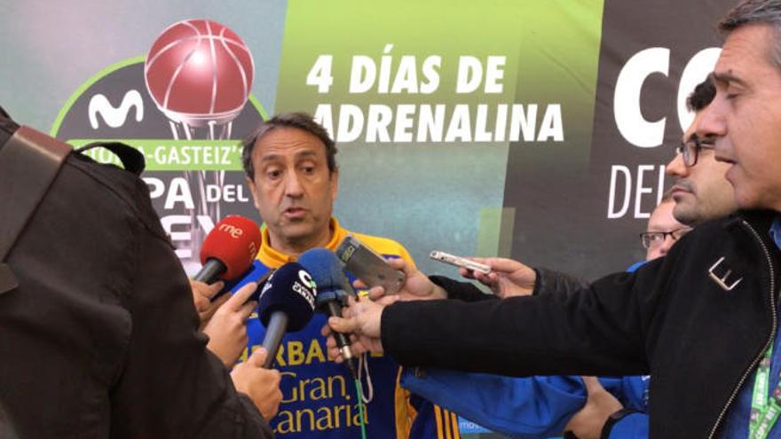 El entrenador amarillo, Luis Casimiro, atiende a los medios de comunicación en Vitoria.