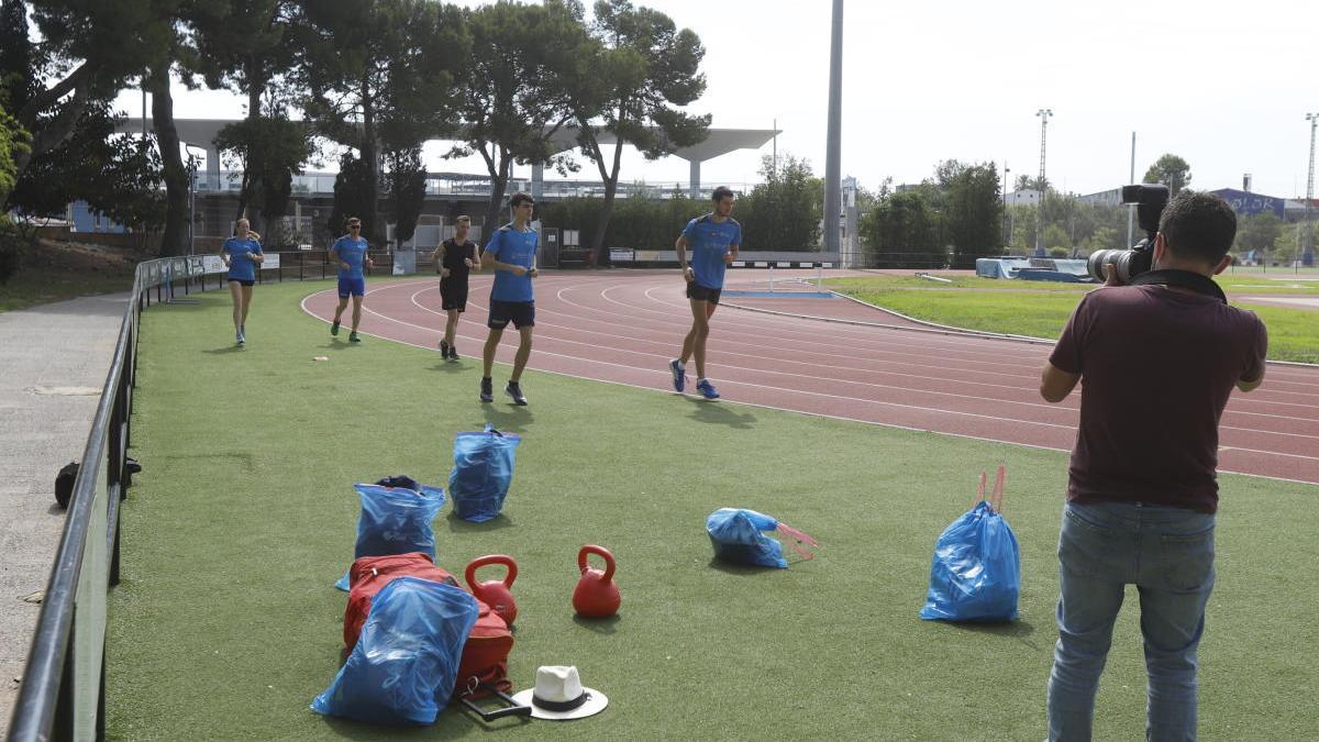 Quique Llopis encabeza el grupo del CA Gandia que esta mañana ha empezado a entrenar.