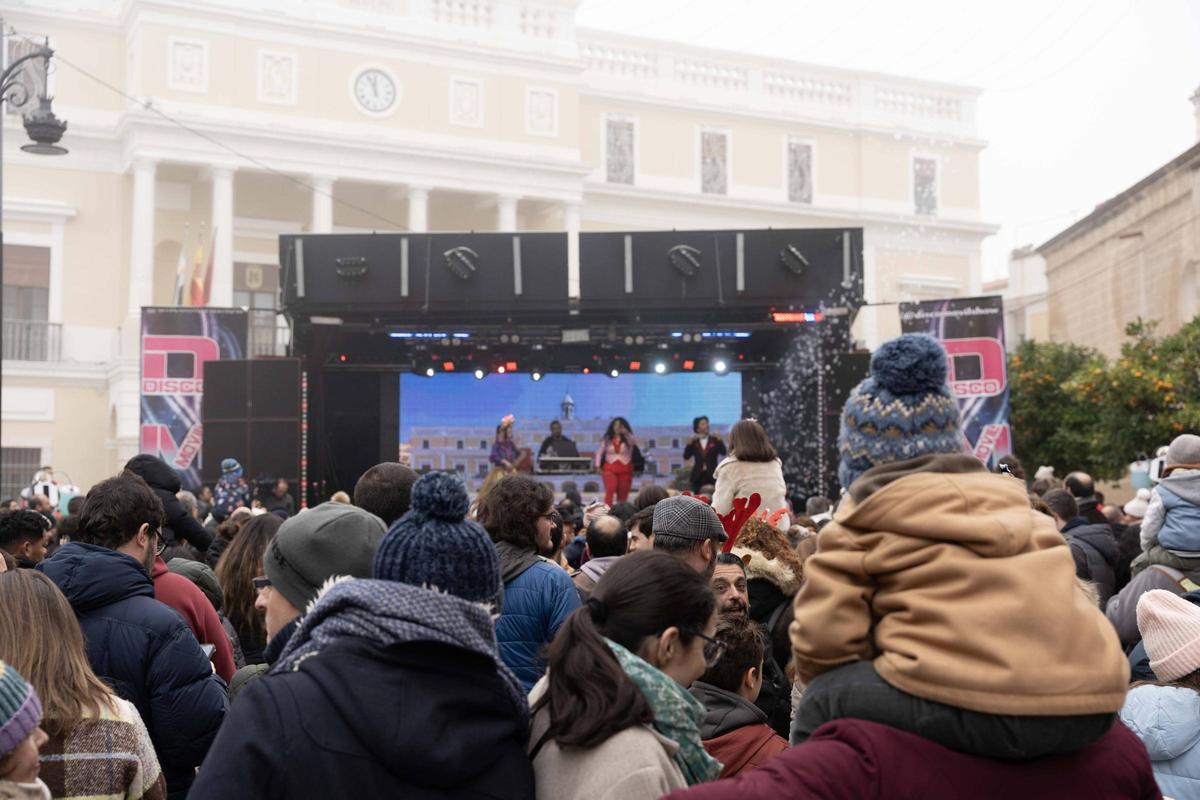 Los niños pacenses se comen las uvas de gominola en las campanadas de San Juan
