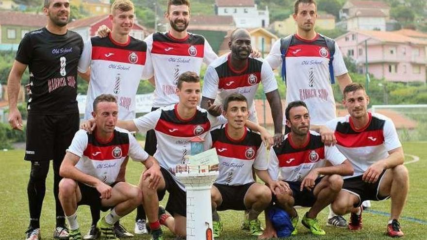 Equipo del Barber Shop con el trofeo de campeón.