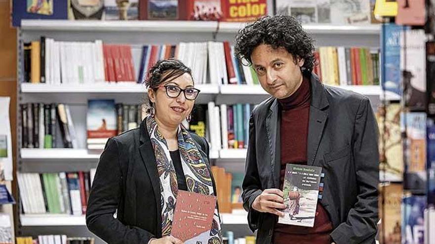 La sociÃ³loga Chadia Arab y del periodista Hicham Houdaifa, ayer, en la librerÃ­a La Luna de Palma.