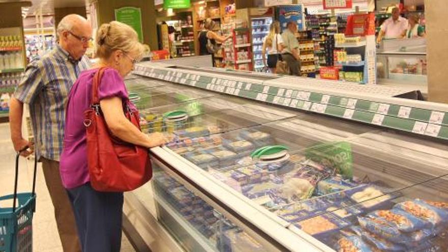 Una pareja compra en un supermercado.