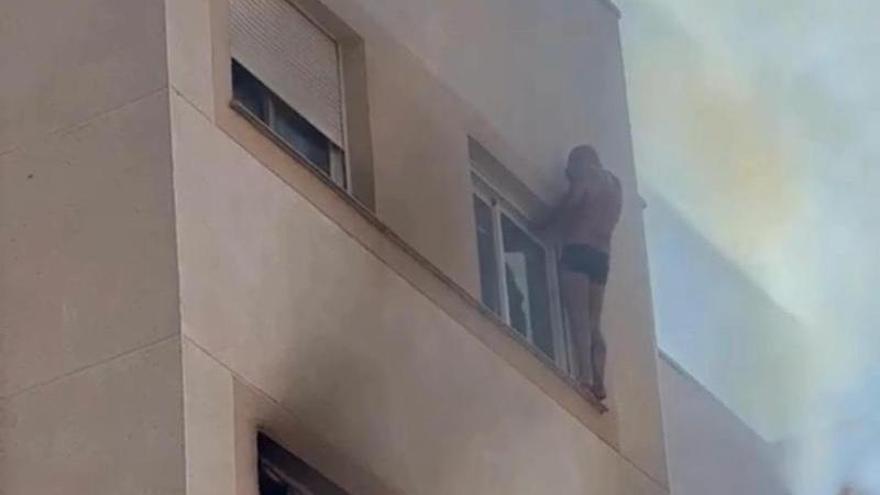 Así fue el rescate de un hombre sujeto a una ventana para huir del fuego en Altorreal