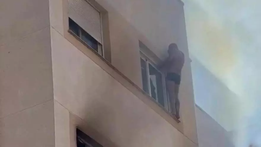 Así fue el rescate de un hombre sujeto a una ventana para huir del fuego en Altorreal