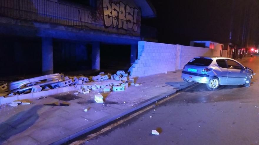 Estado del muro y del vehículo tras el accidente registrado en Llano Ponte.