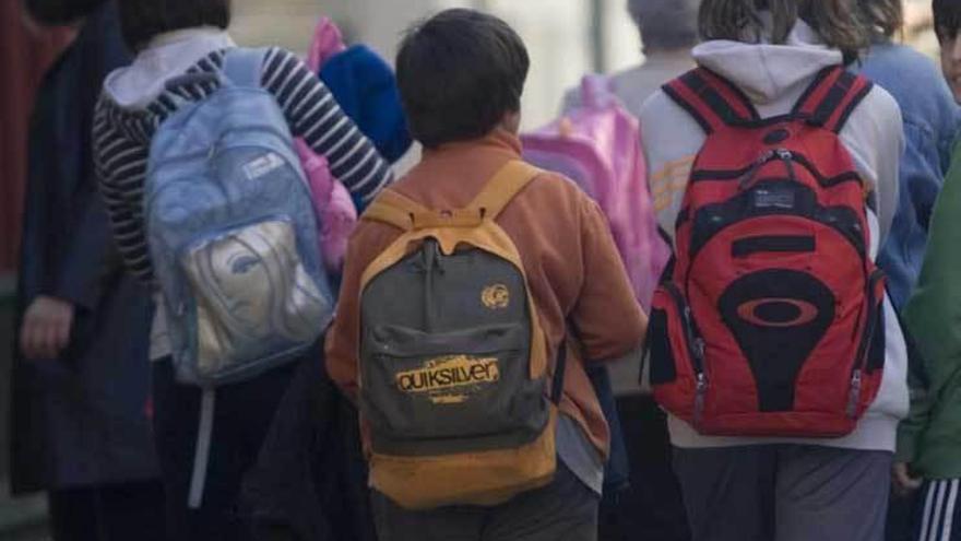 Niños con mochilas en Avilés durante el pasado curso.