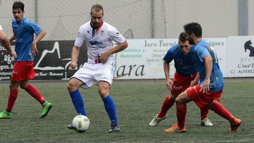 Turzo controla el balón en el Langreo-Colunga de Copa Federación.