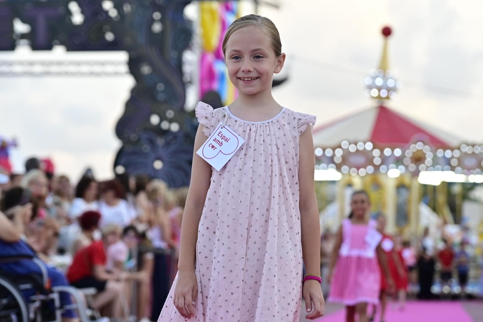 El Moll de Costa se viste de moda con el desfile solidario de Cáritas
