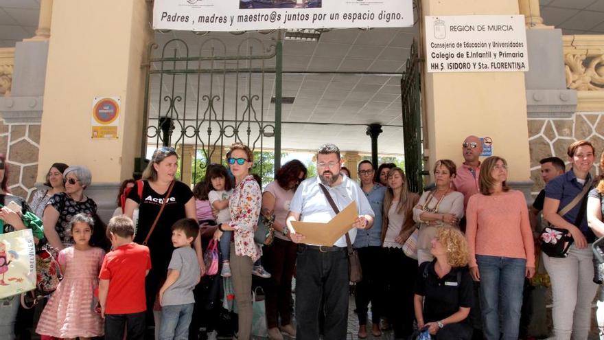 Padres y alumnos del colegio San Isidoro y Santa Florentina, ayer concentrados en la entrada de la Casa del Niño.
