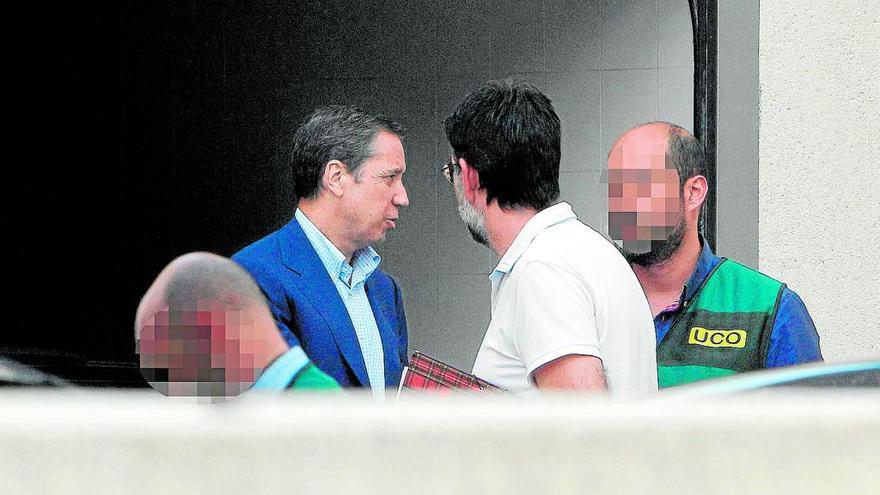 Eduardo Zaplana durante el registro de su casa en Benidorm, el pasado mes de mayo.