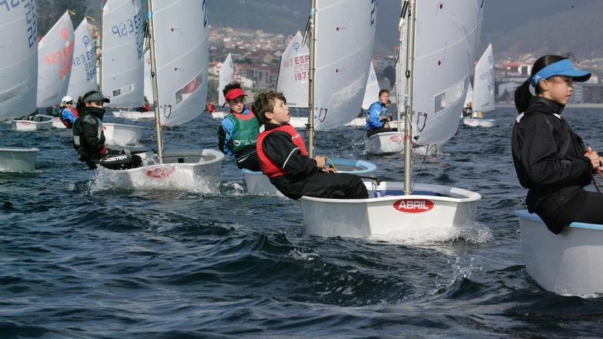 Yago Barca lidera la Regata Aceites Abril, el Gallego de Optimist, tras la primera jornada en la ría