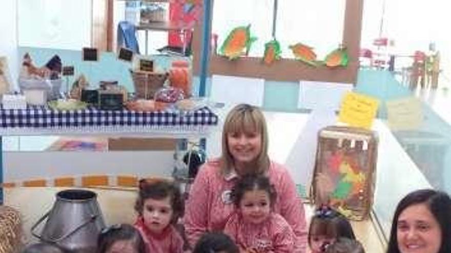 Profesoras y alumnos de la escuela infantil de Salas.