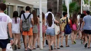Ferries-discoteca, cubos de alcohol y fiesta: arranca la temporada de viajes de fin de curso en Mallorca