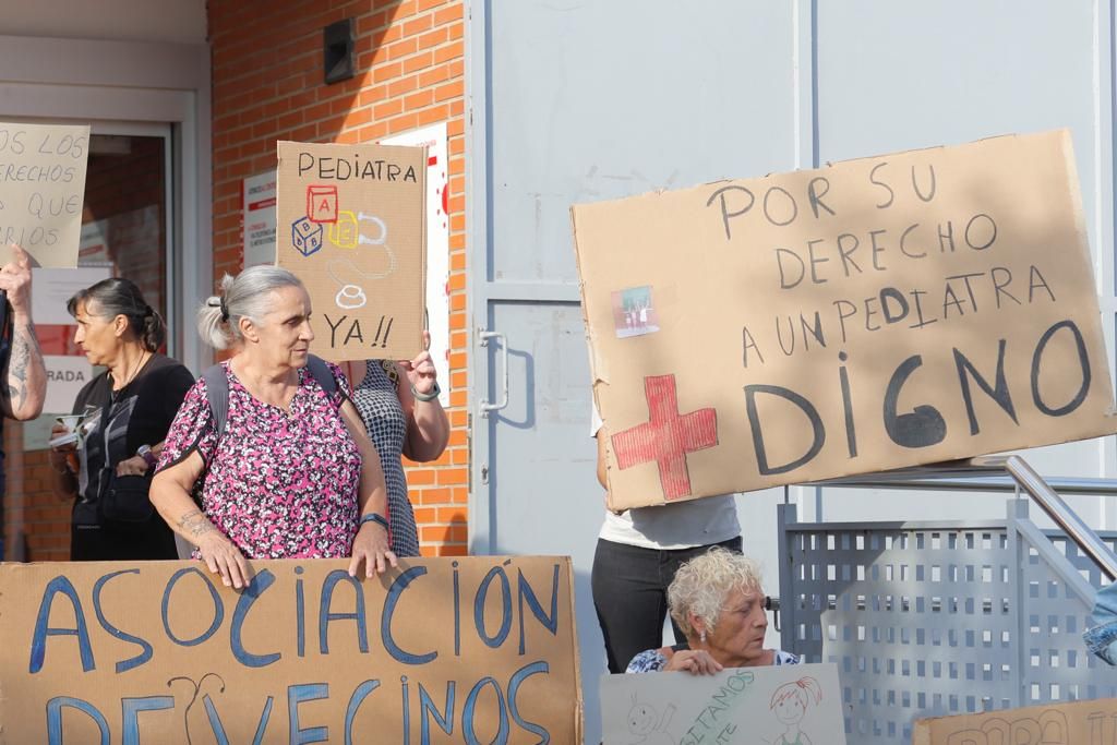 Los vecinos del barrio de La Coma se manifiestan por los servicios médicos inexistentes