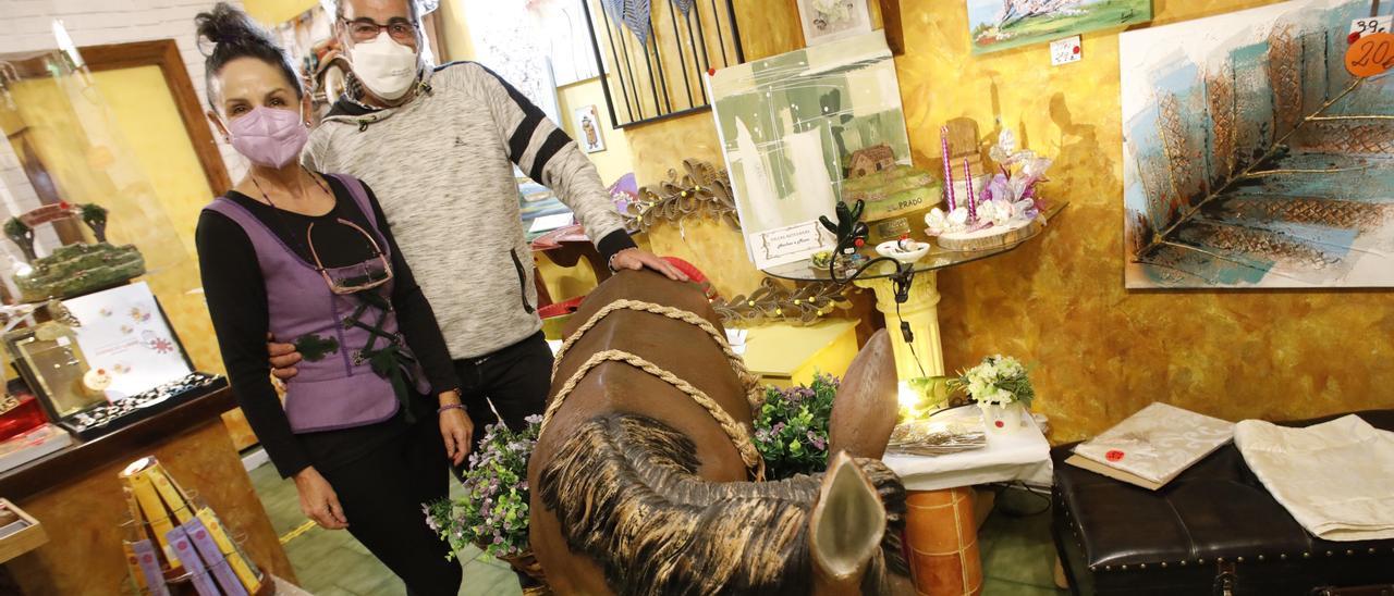 Lidia Castillo y Emilio González, junto a uno de los burros icónicos de la tienda.