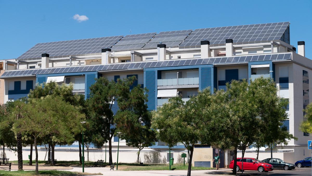 Un edificio en San Roque con las placas fotovoltaicas instaladas.
