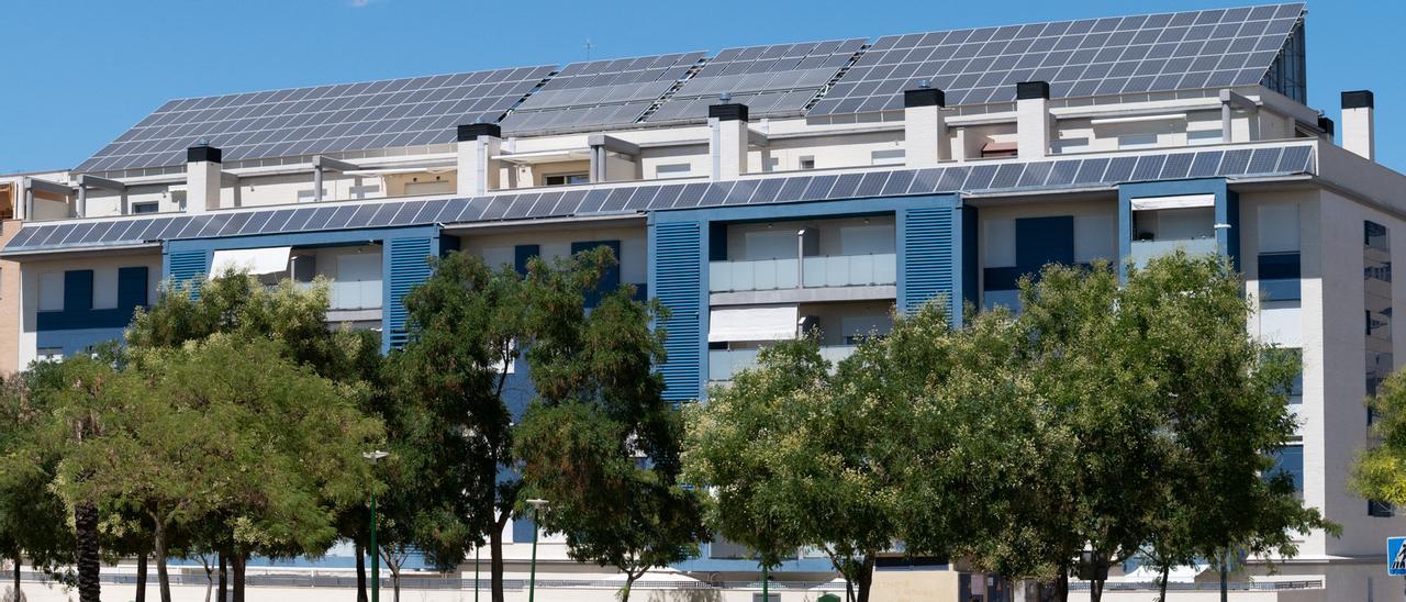 Un edificio en San Roque con las placas fotovoltaicas instaladas.