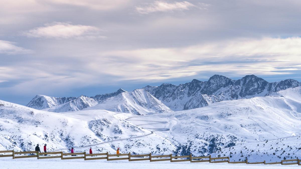 El país de Europa rodeado de montañas nevadas donde pasar un invierno inolvidable