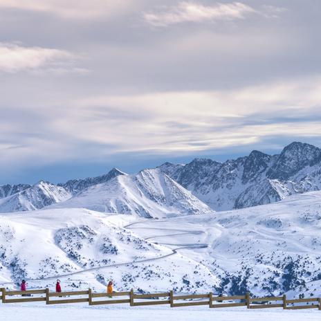 La escapada perfecta para este invierno es en un país rodeado de montañas nevadas