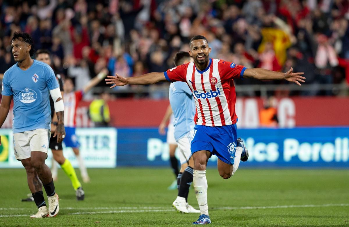 Yangel celebrando el gol del Girona