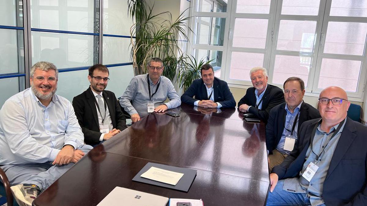 Els alcaldes de Roses i Castelló d&#039;Empúries amb diversos empresaris turístics de l&#039;Empordà en una reunió amb la Subdirectora General per a la Protecció del Mar