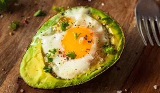 Aguacate al horno con huevo, receta ideal para empezar el día con energía