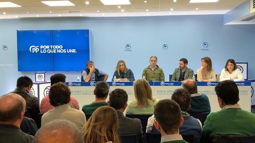 El presidente del PP de Málaga, Elías Bendodo, y la dirigente del PP andaluz Marifrán Carazo presiden una reunión con alcaldes y concejales del PP de Urbanismo.