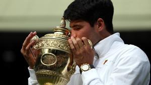 Alcaraz, con el trofeo de campeón de Wimbledon