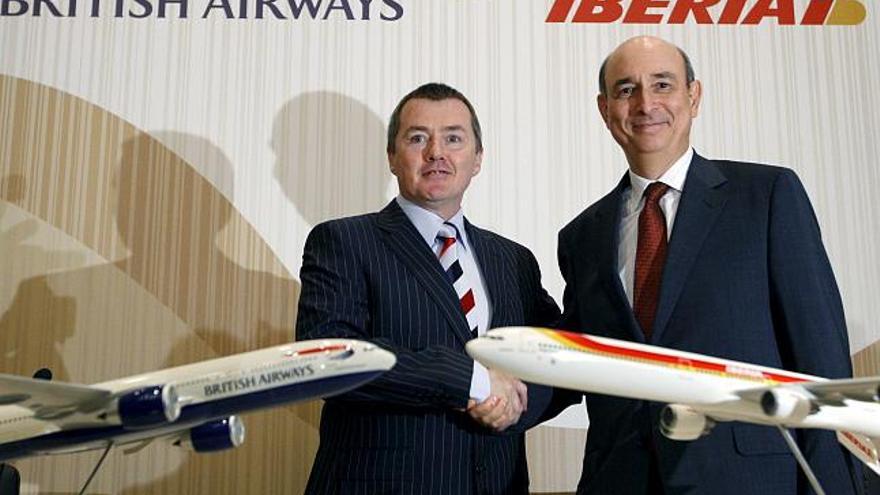 El presidente de Iberia, Fernando Conte, y el consejero delegado de British Airways, Willie Walsh, se estrechan las manos tras el primer paso que han dado hoy para alcanzar en el futuro una posible fusión.