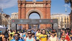 Corredores llegando a la meta del maratón de Barcelona en Arc de Triomf